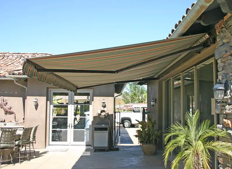 Buying Guide - Choosing a Retractable Patio Awning