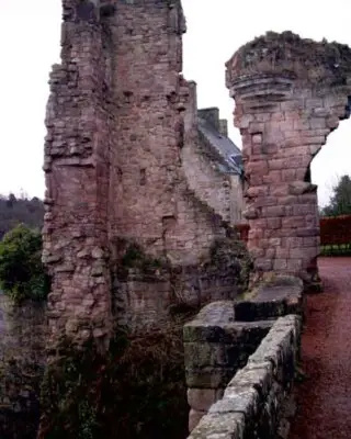 Rosslyn castle in Roslin Glen