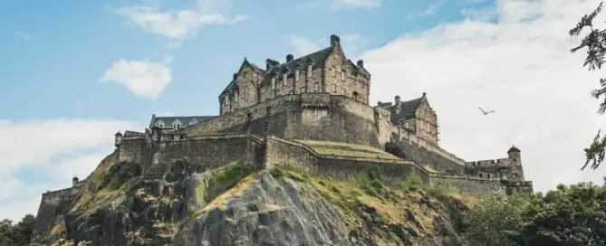 Tourists guide to impressive Edinburgh buildings