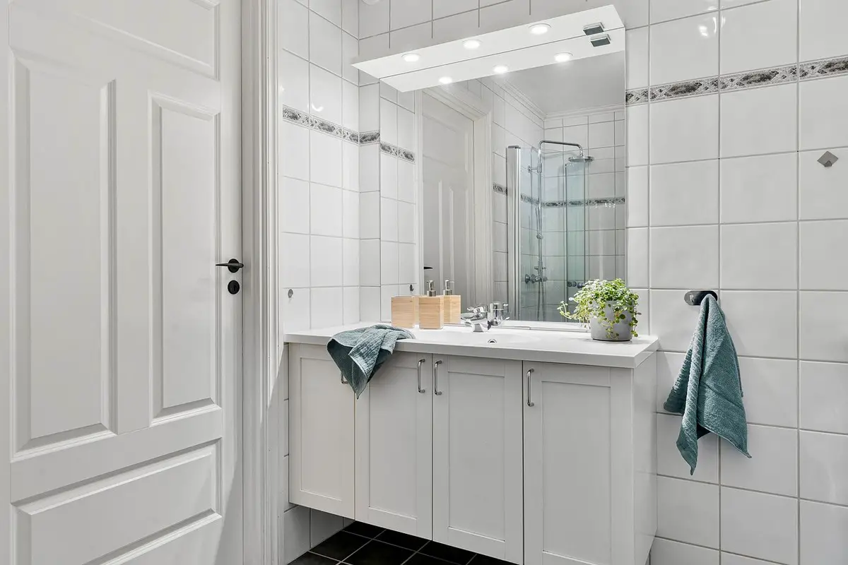 How to transform your bathroom into work of art