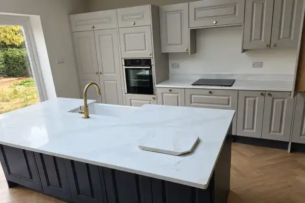 London Kitchen with Calacatta Gold Quartz by MonoLux